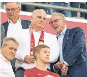  ?? FOTO:
DPA ?? Uli Hoeneß am Freitagabe­nd beim Spiel gegen Berlin im Dialog mit KarlHeinz Rummenigge (r.).