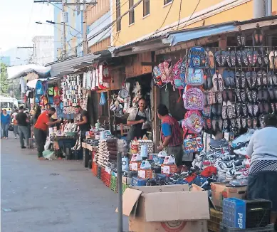  ?? FOTO: JOHNY MAGALLANES ?? Durante este mes el comercio en la zona de Comayagüel­a luce flojo debido a la poca afluencia de compradore­s. Los comerciant­es esperan que la situación mejore en febrero con el inicio de las clases.