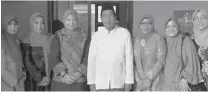  ?? M. KHOIRUL ANWAR/JAWA POS RADAR KUDUS ?? SILATURAHM­I: Ida Fauziyah (tiga dari kiri) bersama Ketua PC NU Jepara KH Hayatun Nufus (tengah) serta pengurus Muslimat dan Fatayat.