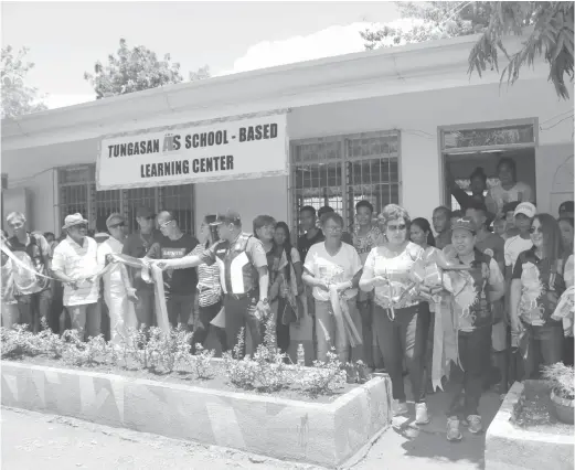  ??  ?? Outgoing Lapu-Lapu City Mayor Paz Radaza leads the inaugurati­on of a new school building in Olango Island. JOY TORREJOS