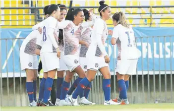  ??  ?? ► Las jugadoras de la Selección festejan el 1-0 parcial de Carla Guerrero.