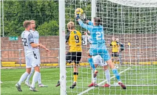  ?? ?? Despite Annan’s ptotests, Edinburgh City goalkeeper Brian Schwake kept the ball out and play continued