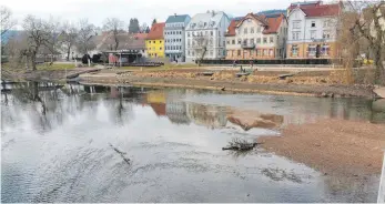  ?? FOTO: CHRISTIAN GERARDS ?? Einen kümmerlich­en Anblick bietet derzeit die Donau in Tuttlingen.