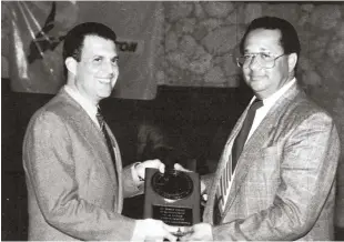  ??  ?? En el Maratón de 1987, Temístocle­s Metz le hace entrega de una placa a Luis Manuel, por su contribuci­ón al evento.