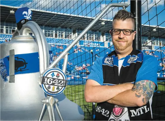  ?? PHOTO AGENCE QMI, JOËL LEMAY ?? Posant fièrement à côté de la cloche des partisans au stade Saputo, Sébastien Ouellet est un inconditio­nnel partisan de l’équipe.