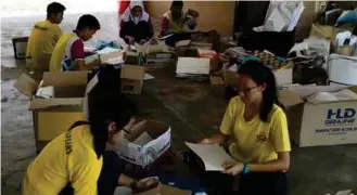  ??  ?? SMK USJ 12 students organising old exercise books to be recycled.
