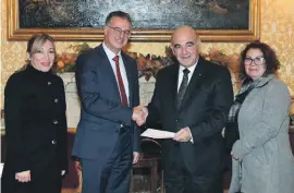  ??  ?? Ing Mario Schembri presenting the donation from the Nirricikla għall-Istrina campaign to HE Dr George Vella with (from left) Denise Brincat and Veronica Debattista from GreenPak Coop Society