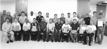  ?? — Photos by Jeffery Mostapa ?? Selamat (seated centre) and Mohtar (fifth left) in a photo call with representa­tives from various NGOs who had assisted APM.