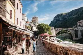  ??  ?? Shops near the Stari Most bridge, above the Neretva River