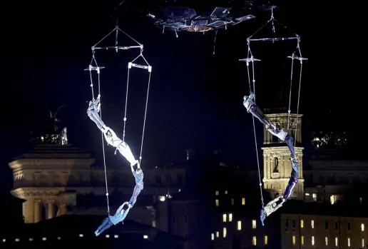  ?? (foto Carconi/Ansa) ?? Spericolat­i Le ultime prove, ieri sera, degli acrobati che si esibiranno al Circo Massimo nella grande festa di Capodanno