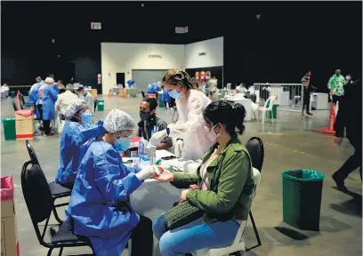  ?? EFE ?? Trabajador­es de la salud realizan pruebas a docentes en Buenos Aires.