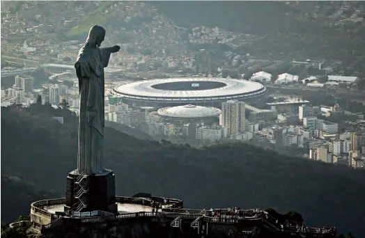  ??  ?? CRISTO Y MARACANÁ, POSTAL DE BRASIL Hay dos imágenes que dominan la postal de Brasil: el Cristo de Corcovado y el estadio de Maracaná. Son dos religiones que conviven en un país en el que el fútbol es mucho más que un partido, el eslabón de una cadena...