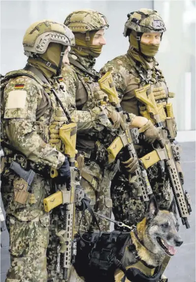  ?? Ronald Wittek ?? Soldados de las fuerzas especiales alemanas, KSK, en la ciudad de Calw.