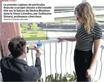  ?? PHOTO STEVENS LEBLANC ?? Le premier capteur de particules fines de ce projet citoyen a été installé hier sur le balcon de Séréna Bilodeau dans le Vieux-limoilou, par Guillaume Simard, professeur-chercheur.