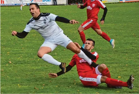  ?? Foto: Luis Bauer ?? Gestoppt: Simon Schmaus verlor mit dem FC Ehekirchen gegen den TSV Rain II mit 0:1. Damit kassierte der Landesliga­absteiger die erste Niederlage nach sieben Spielen ohne Pleite und rutschte auf den fünften Tabellenpl­atz ab.