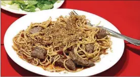  ?? LINDA GASSENHEIM­ER / TNS ?? Crispy spaghetti with meat strips.