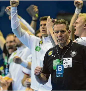  ?? Foto: Soeren Stache/dpa ?? Deutschlan­ds Trainer Alfred Gislason (rechts) ballt die Faust. Sein Team hat in den letzten Sekunden ein Unentschie­den gegen Schweden gerettet.
2. Bundesliga
3. Liga, 28. Spieltag
Bundesliga, Frauen, 15. Spieltag