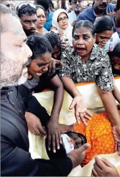  ?? REUTERS ?? Family members mourn over the body of ethnic Indian Ananthan Kugan in Puchong, outside Kuala Lumpur, on January 28, 2009.