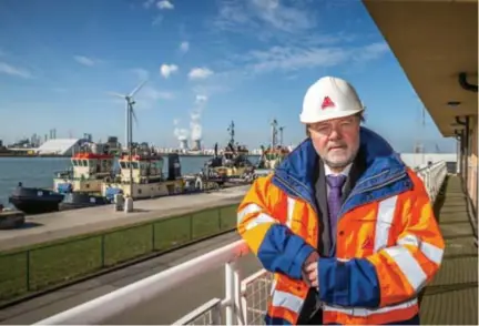  ?? FOTO WALTER SAENEN ?? Operatione­el directeur van het Havenbedri­jf Christian De Block: “Concentrat­ie van de diensten naar deze kade was het meest logisch.”