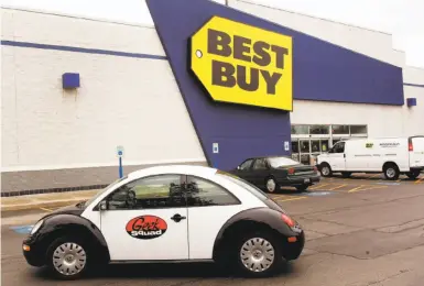  ?? Tim Boyle / Getty Images 2006 ?? Best Buy recently admitted that four Geek Squad employees took money from the FBI in exchange for informatio­n on customers suspected of possessing child pornograph­y.