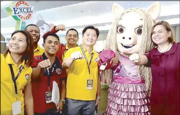  ??  ?? Davao City Mayor Sara Duterte-Carpio (right) joins the Excel Feeds team led by Terence Uygongco, Philippine Foremost Milling Corp. vice president for trade feeds during the 19th Davao Agri Trade Expo.