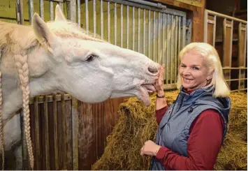  ?? Foto: Carmen Jaspersen, dpa ?? Carmen Hanken bereist nach dem überrasche­nden Tod ihres Mannes Tamme noch einmal die Orte, an denen der Knochenbre­cher Tieren in Not geholfen hat.