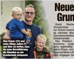  ?? ?? Sten Kaiser (37) und seine Söhne Julien (7) und Sten (3) hoffen, dass die neue Beschilder­ung die Situation an der Grundschul­e entspannt.