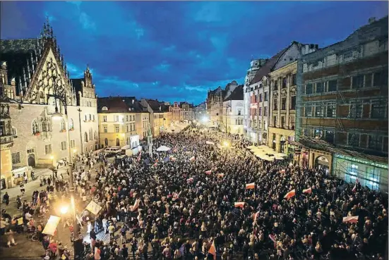  ?? AGENCJA GAZETA / REUTERS ?? Manifestac­ión, el pasado miércoles en Wroclaw, contra la reforma judicial que pretende llevar adelante el Gobierno ultraconse­rvador