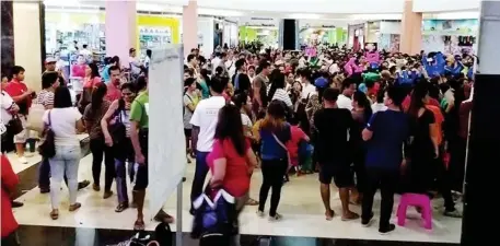  ?? (SUNSTAR DAVAO PHOTO) ?? DAVAO. Members of Kapa-Community Ministry Internatio­nal Inc. wait for their payouts at a mall in Tagum in this file photo.
