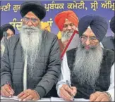  ?? SAMEER SEHGAL/HT ?? SGPC president Harjinder Singh Dhami (L) launching a signature campaign at the Golden Temple on Thursday.
