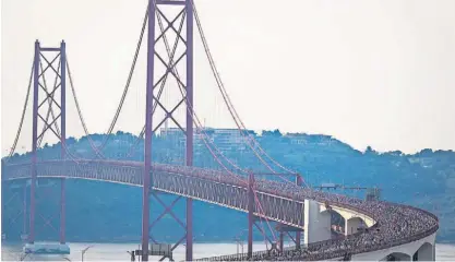  ?? ?? Mais de 30 mil atletas atravessar­am ontem a Ponte 25 de Abril, desde Almada até Lisboa.