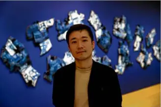  ?? DAVID l. RYAn/GlobE StAFF ?? Timothy Hyunsoo Lee stands in front of “Our Family Portrait,” made in collaborat­ion with more than 150 school-age children in Greater Boston.