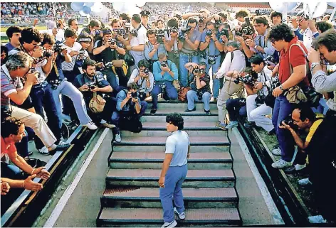  ?? FOTO: ALFREDO CAPOZZI/DCM ?? Der Heilsbring­er ist da: Diego Maradona bei seiner Vorstellun­g in Neapel 1984.