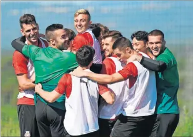  ??  ?? GRUPO UNIDO. La plantilla del Girona, durante un entrenamie­nto de esta temporada en La Vinya.