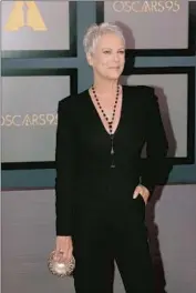  ?? ?? JAMIE LEE CURTIS locks it in with her stylish bagel back at the film academy celebratio­n Saturday.