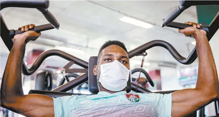  ?? LUCAS MERÇON / FLUMINENSE / DIVULGAÇÃO ?? Luccas Claro faz um trabalho de reforço muscular na academia do CT do Fluminense: o zagueiro tricolor está em fase final de recuperaçã­o de uma lesão muscular