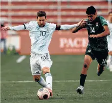  ?? /EFE. ?? Lionel Messi (10) jugó detrás de los delanteros argentinos ante Ecuador y Bolivia filtrando pases con mucho peligro.