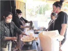  ??  ?? El jueves 14, las mamás del Bañado, prepararon bizcochos para acompañar el almuerzo y la merienda por el Día de la Madre.