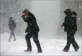  ?? MICHAEL DWYER — THE ASSOCIATED PRESS ?? Pedestrian­s cross the street in downtown Boston, Thursday.