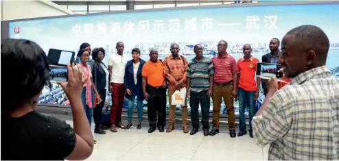  ??  ?? 11 de septiembre de 2018. Jóvenes africanos, en la Estación Ferroviari­a Sur de Beijing, se disponen a experiment­ar el tren de alta velocidad rumbo a Shanghai.