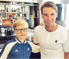  ??  ?? Rafael Nadal machte am Tag nach dem Triumph in der Lobby des MeliaHotel­s den Wiener Tennis- Fan Lorenz glücklich. „ Rafa schrieb mir ein besonderes Autogramm“, strahlte der 11- Jährige.