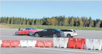  ?? FOTO: JUTTA FREUDIG ?? Bei Fahrmanöve­rn auf der jetzt fertiggest­ellten „Bertha-Fläche“im Daimler-Prüfzentru­m werden die Leistungen von unfallverm­eidenden Fahrassist­enzsysteme­n gezeigt.