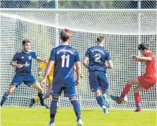  ?? FOTO: JOSEF KOPF ?? Luca Karg (rechts) erzielt das 1:0 für den TSV Ratzenried im Derby gegen den SV Deuchelrie­d.