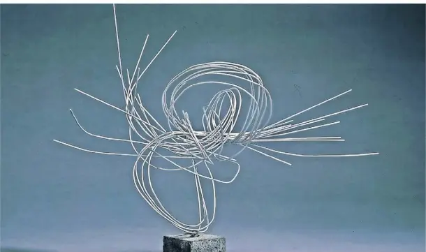  ?? FOTO: JÜRGEN DIEMER ?? „Hornisse“(1955/56) von Norbert Kricke. Für diese Raumplasti­ken ist der Bildhauer weltberühm­t.