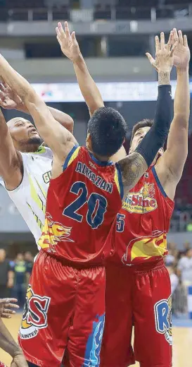  ?? JOEY MENDOZA ?? Kelly Nabong of GlobalPort is foiled by Raymond Almazan of Rain or Shine as Jewel Ponferada provides help defense in this PBA Philippine Cup action at Mall of Asia Arena last night.