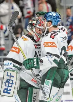  ?? Foto: Eibner ?? Die Augsburger Panther (rechts Trevor Parkes) wussten, bei wem sie sich nach dem Sieg in Mannheim bedanken mussten: bei Torwart Jonathan Boutin.