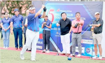  ?? PHOTOGRAPH COURTESY OF PAL ?? DAVID Ong, director of Philippine Airlines, hits the ceremonial drive to kick off the Regular Men’s action of the 75th PAL Interclub at Pueblo de Oro in Cagayan de Oro and Del Monte in Bukidnon.