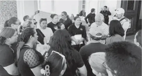  ?? FOTO: EL DEBATE ?? Aspectos de la manifestac­ión en el Ayuntamien­to.