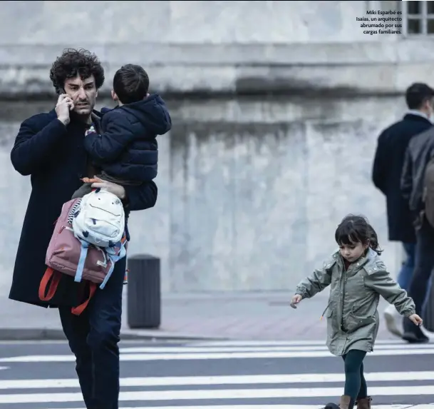  ?? ?? Miki Esparbé es Isaías, un arquitecto abrumado por sus cargas familiares.