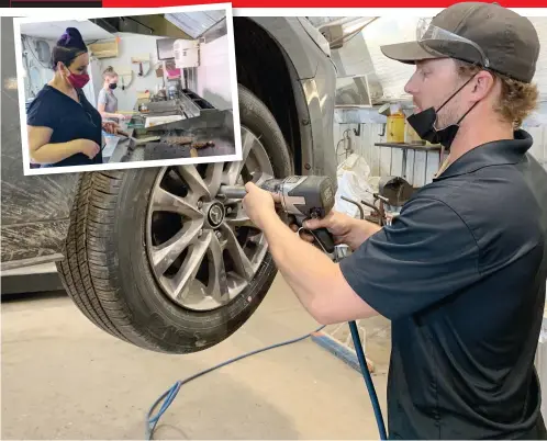  ?? PHOTOS PIERRE-PAUL BIRON ET JÉRÉMY BERNIER ?? Au Garage Christian Martel, à Québec, on est plus tolérant sur le port du masque avec le temps chaud, surtout que les employés, comme Thierry Robitaille, travaillen­t presque dehors avec les portes de garage ouvertes. En mortaise, Sandra Perron et Laurence Hamel ont eu chaud lundi et hier, penchées sur les friteuses et plaques de cuisson.